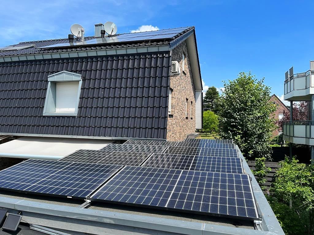 Von Dachwerke veröffentlichtes fertig gedecktes Steildach mit Solarmodulen