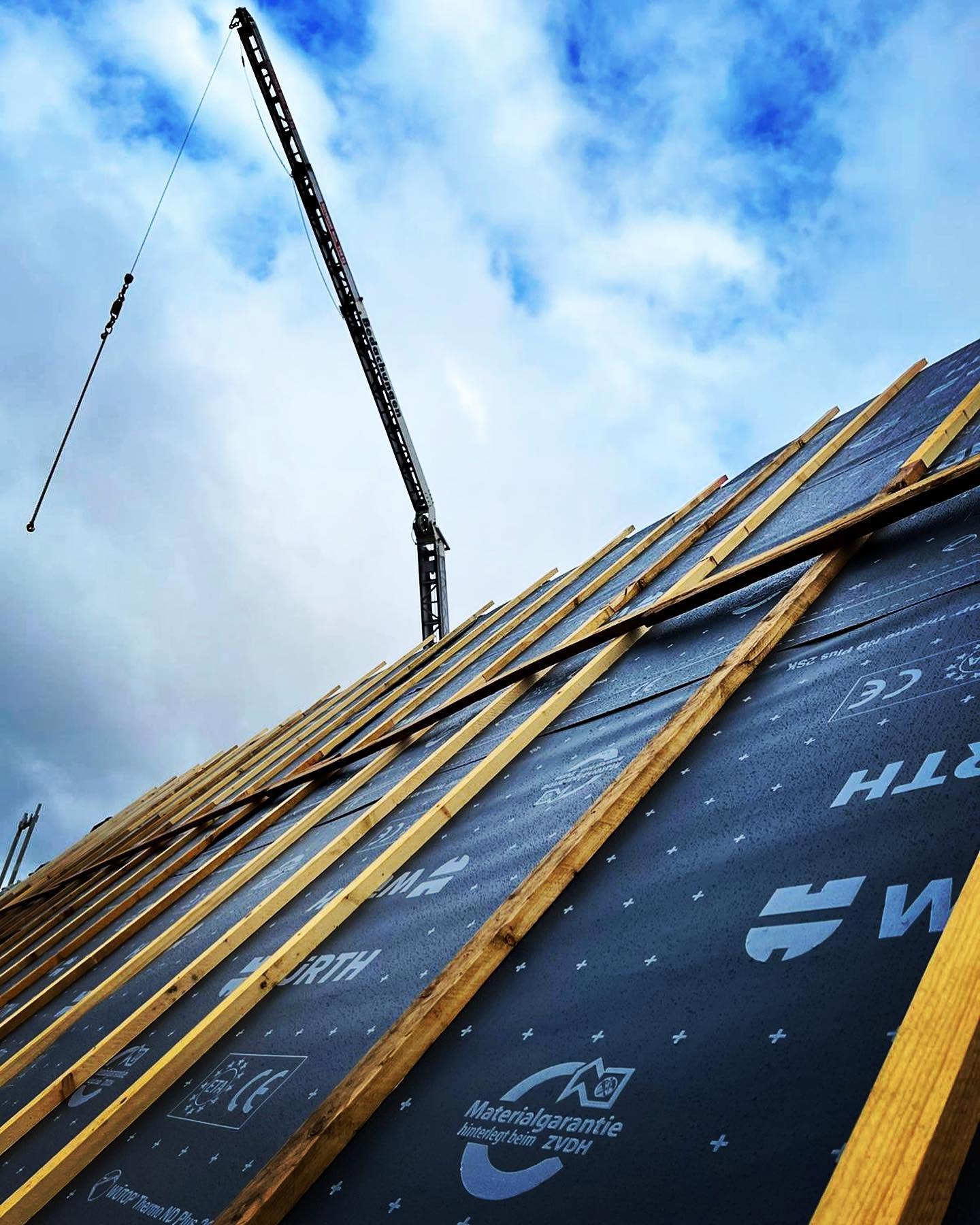 Echter Dachaufbau mit Unterspannbahn und Lattung auf einer Dachwerke-Baustelle