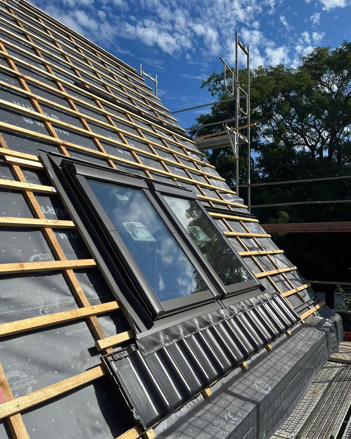 Zwei Dachfenster während des Einbaus auf einer Dachwerke-Baustelle