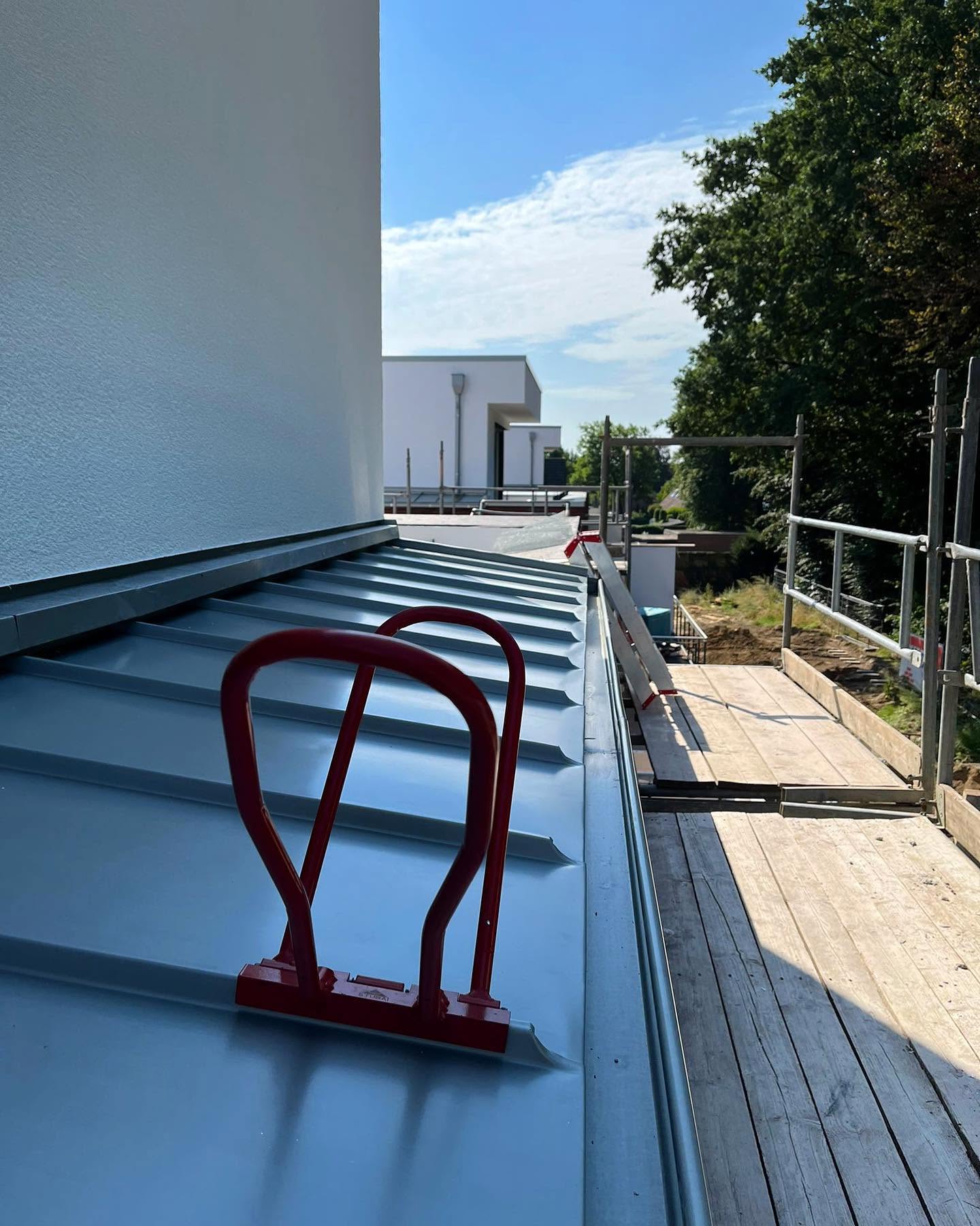 Metallarbeit auf einem Flachdach