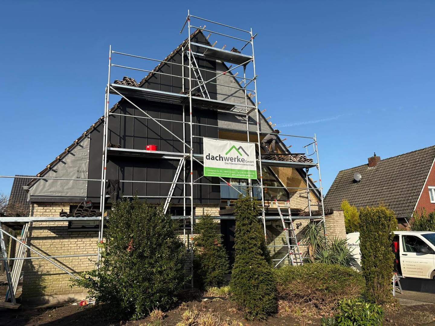 Eingerüstetes Steildach eines Wohnhauses